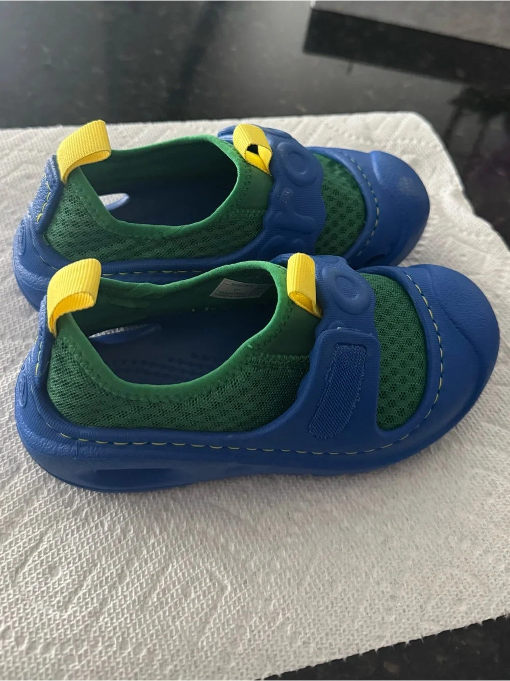CROCS Swiftwater Splash Blue and Green Kids Water Shoes with Yellow Pull Tabs